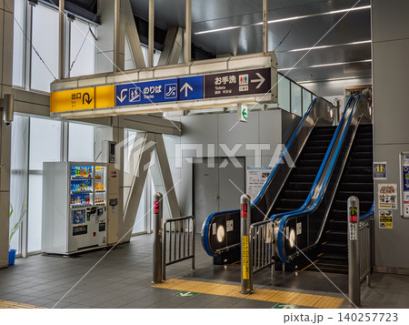 日暮里・舎人ライナー「西日暮里駅」構内の案内表示とエスカレーター 日暮里・舎人ライナー「西日暮里駅」構内の案内表示とエスカレーター 140257723