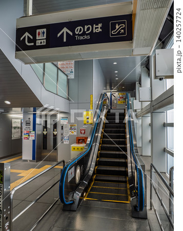 日暮里・舎人ライナー「赤土小学校前駅」構内の案内表示とエスカレーター 日暮里・舎人ライナー「赤土小学校前駅」構内の案内表示とエスカレーター 140257724
