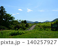 緑に包まれた道 140257927
