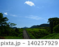 青空と初夏の山 140257929