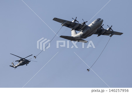 C-130輸送機とUH60救難ヘリの空中給油デモ C-130輸送機とUH60救難ヘリの空中給油デモ 140257956