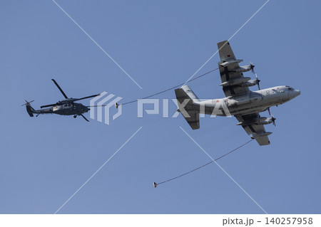 C-130輸送機とUH60救難ヘリの空中給油デモ C-130輸送機とUH60救難ヘリの空中給油デモ 140257958