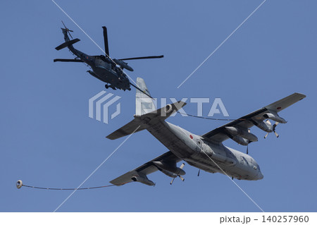 C-130輸送機とUH60救難ヘリの空中給油デモ C-130輸送機とUH60救難ヘリの空中給油デモ 140257960