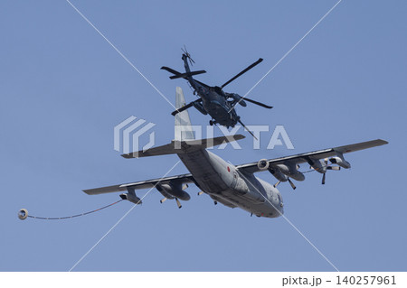 C-130輸送機とUH60救難ヘリの空中給油デモ 140257961