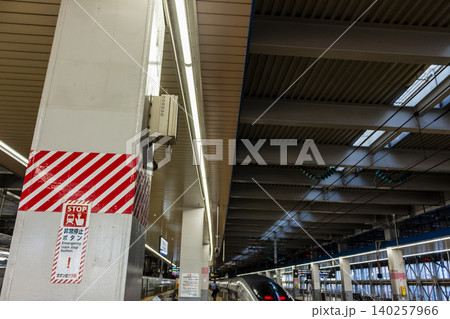 日本の鉄道インフラ 新幹線の駅ホームと安全設備 140257966