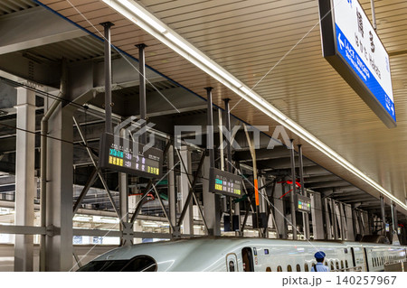 駅ホームに停車する新幹線と電光掲示板 駅ホームに停車する新幹線と電光掲示板 140257967