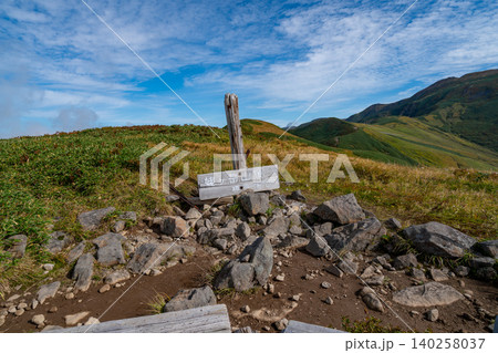 青空と秋の月山・姥ヶ岳山頂の看板と美しい山並みの風景 青空と秋の月山・姥ヶ岳山頂の看板と美しい山並みの風景 140258037
