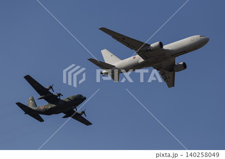 KC767とC130の空中給油デモ KC767とC130の空中給油デモ 140258049