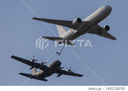 KC767とC130の空中給油デモ 140258050