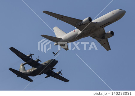 KC767とC130の空中給油デモ KC767とC130の空中給油デモ 140258051