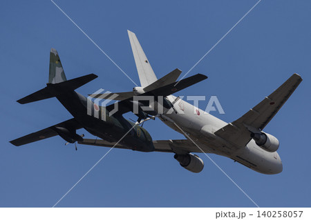 KC767とC130の空中給油デモ KC767とC130の空中給油デモ 140258057