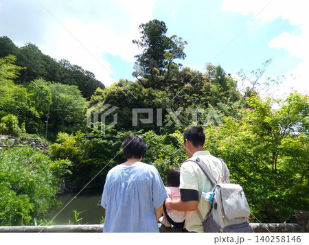 豊橋市 赤岩寺 池の鯉を見る女の子とお父さんお母さん 豊橋市 赤岩寺 池の鯉を見る女の子とお父さんお母さん 140258146