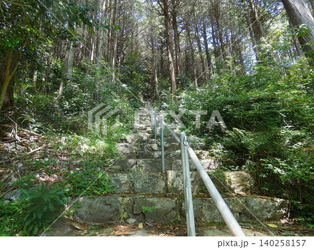 豊橋市 赤岩寺 急傾斜の石段に付けられた長い手すり 豊橋市 赤岩寺 急傾斜の石段に付けられた長い手すり 140258157
