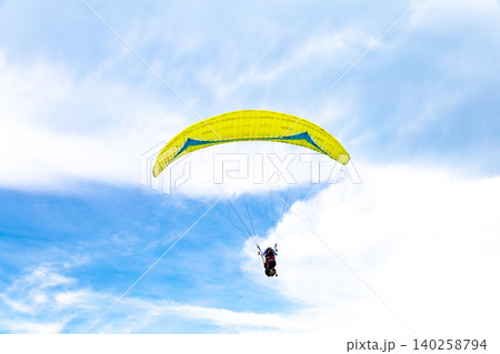 パラグライダーが飛ぶ青空 パラグライダーが飛ぶ青空 140258794
