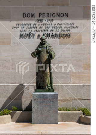 Statue of Dom Perignon at Moet and Chandon in Epernay, Champagne, France 140258883
