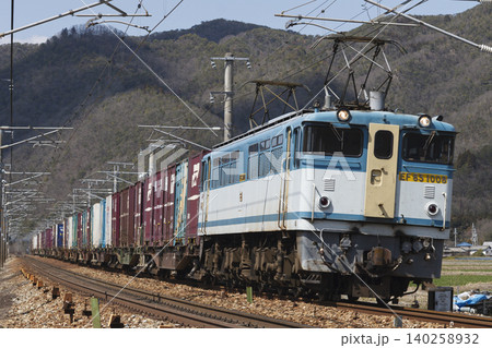 山陽本線を走行するEF65コンテナ貨物列車 山陽本線を走行するEF65コンテナ貨物列車 140258932