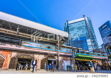 日本の東京都市景観 新橋駅(烏森口)や京浜東北線、汐留のビル群などを望む 日本の東京都市景観 新橋駅(烏森口)や京浜東北線、汐留のビル群などを望む 140259065