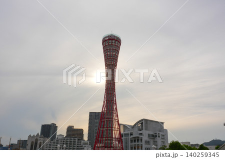 太陽を背にした神戸ポートタワー 140259345