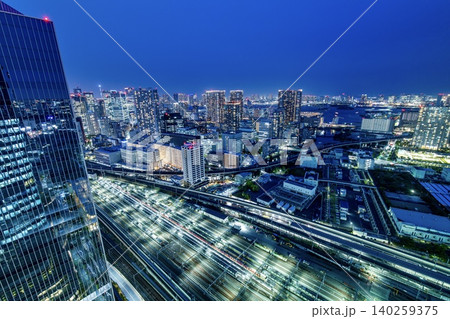 東京都、高輪ゲートウェイシティから眺める夜景(お台場方面) 東京都、高輪ゲートウェイシティから眺める夜景(お台場方面) 140259375