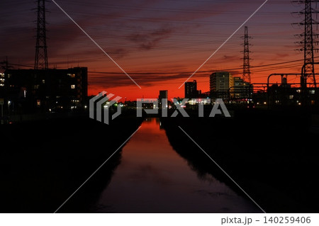東大阪市恩智川の夕焼け 140259406