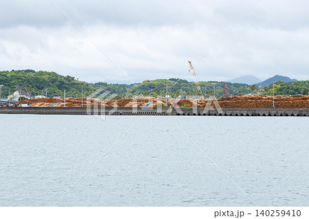 鹿児島県の志布志港公園からの志布志突堤岸壁の風景 目勢が積まれている岸壁 鹿児島県の志布志港公園からの志布志突堤岸壁の風景 目勢が積まれている岸壁 140259410