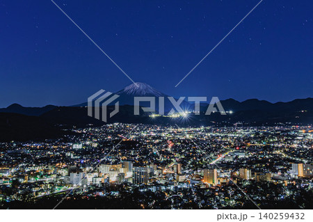 夜景きらめく秦野市街と富士山の冬景色 夜景きらめく秦野市街と富士山の冬景色 140259432