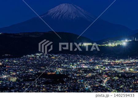 星空の下に広がる秦野市の夜景と富士山 星空の下に広がる秦野市の夜景と富士山 140259433