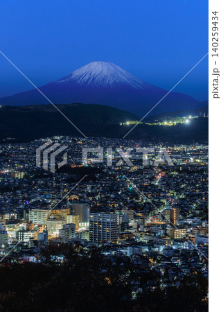 冬の富士山を望む秦野市の美しい夜景 冬の富士山を望む秦野市の美しい夜景 140259434