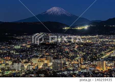 富士山と秦野市街が織りなす幻想的な夜景風景 富士山と秦野市街が織りなす幻想的な夜景風景 140259435