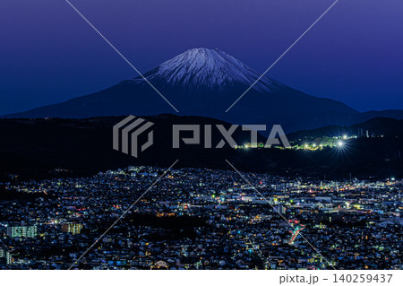 澄み渡る夜空と富士山、秦野市の光景 140259437