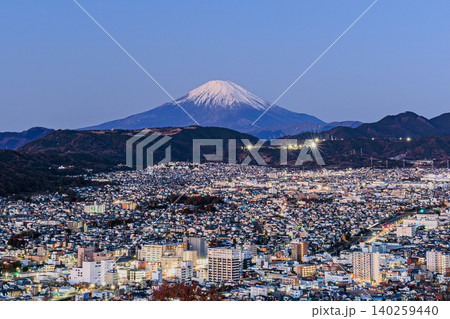 夜明けを迎える秦野市街と雪化粧の富士山 夜明けを迎える秦野市街と雪化粧の富士山 140259440