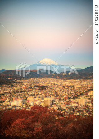 オールドレンズで描く夜明けの秦野市街と富士山 140259443