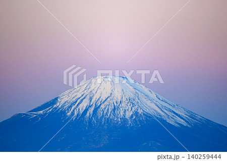 オールドレンズで描く夜明けの富士山と淡彩の空 オールドレンズで描く夜明けの富士山と淡彩の空 140259444