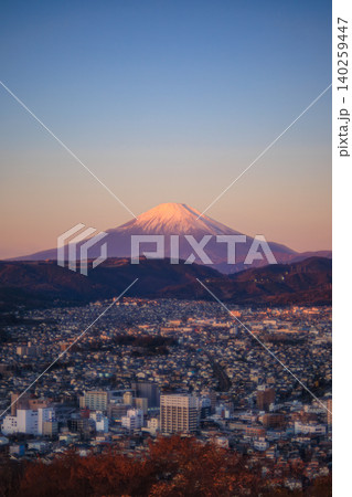 朝日に染まる富士山と秦野市の夜明け風景 ― オールドレンズの世界 140259447