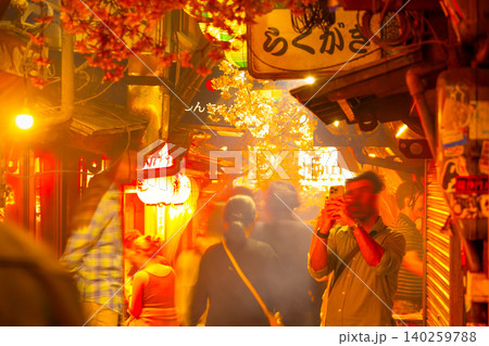 東京・新宿駅前 飲み屋街 外国人観光客で溢れる 思い出横丁 2026 東京・新宿駅前 飲み屋街 外国人観光客で溢れる 思い出横丁 2026 140259788