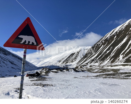 ノルウェー スヴァールバル諸島の雪景色とシロクマ出没注意のサイン ノルウェー スヴァールバル諸島の雪景色とシロクマ出没注意のサイン 140260274