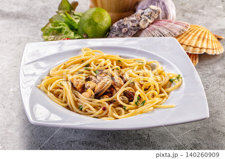 Spaghetti with mussels and herbs on white plate 140260909
