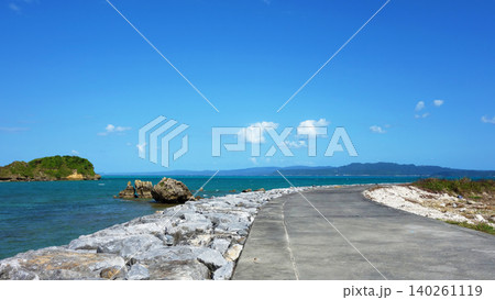 沖縄 屋我地漁港の海岸風景 エメラルドグリーンの海と岩礁と青空 140261119