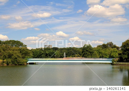 長居植物園の池と虹色の橋 長居植物園の池と虹色の橋 140261141