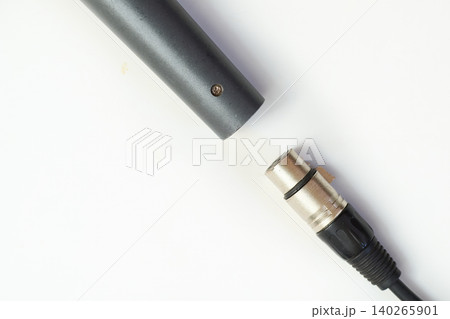 Connecting a vocal microphone with an XLR cable Connecting a vocal microphone with an XLR cable 140265901