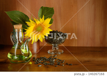 Fresh Organic Vegetable Oil with Sunflower Flower and Seeds Fresh Organic Vegetable Oil with Sunflower Flower and Seeds 140267168
