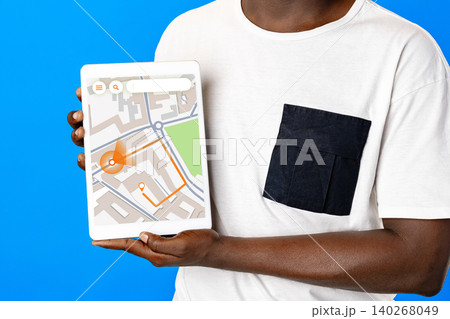 Map showing taxi route in urban area with traveler holding device Map showing taxi route in urban area with traveler holding device 140268049