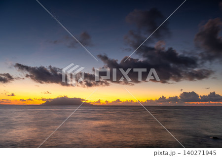 口永良部島夕景 マジックアワー 屋久島から(夏 口永良部島夕景 マジックアワー 屋久島から(夏 140271945