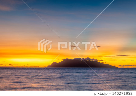 口永良部島夕景 マジックアワー 屋久島から(夏 口永良部島夕景 マジックアワー 屋久島から(夏 140271952
