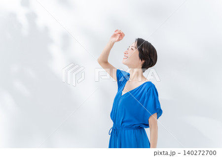夏の日差しを浴びる女性 夏の日差しを浴びる女性 140272700