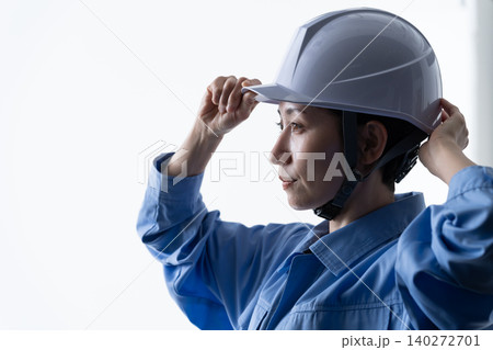 工事現場で働く女性作業員 工事現場で働く女性作業員 140272701