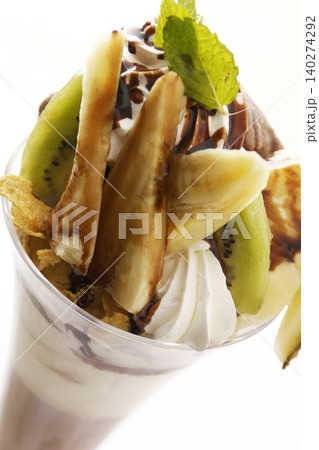 バナナとチョコレートソースのパフェ バナナとチョコレートソースのパフェ 140274292