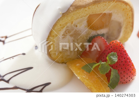 チョコレートムースケーキとフルーツの盛り合わせ チョコレートムースケーキとフルーツの盛り合わせ 140274303
