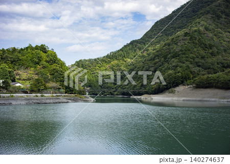 山梨県早川町にある雨畑湖と馬場の吊橋 山梨県早川町にある雨畑湖と馬場の吊橋 140274637