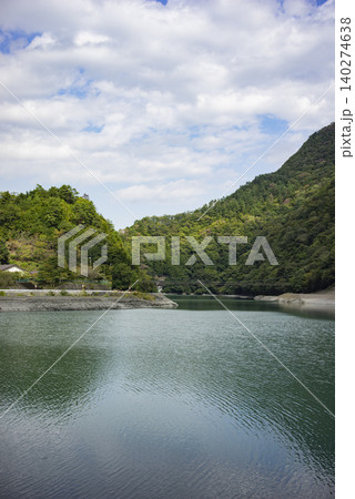 山梨県早川町にある雨畑湖と馬場の吊橋 山梨県早川町にある雨畑湖と馬場の吊橋 140274638